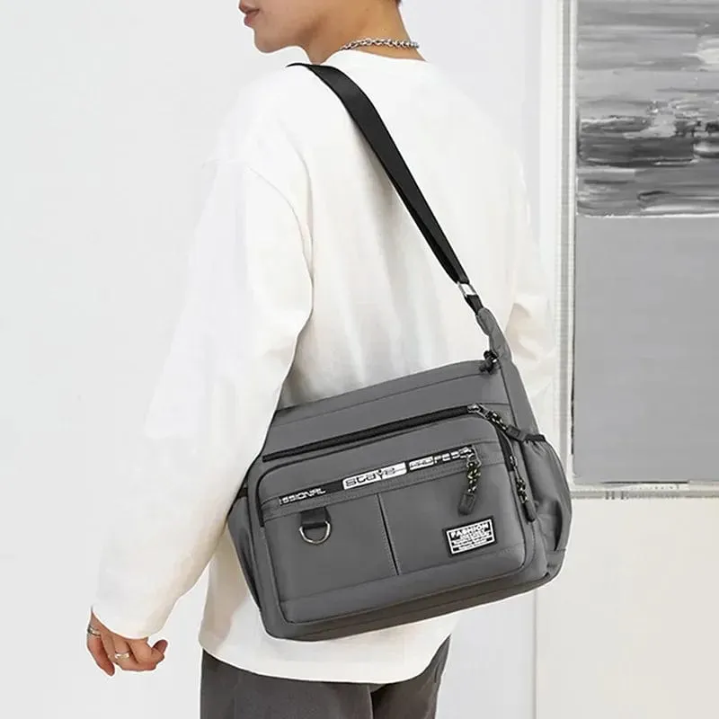 Carry Coutures Shoulder Bags
