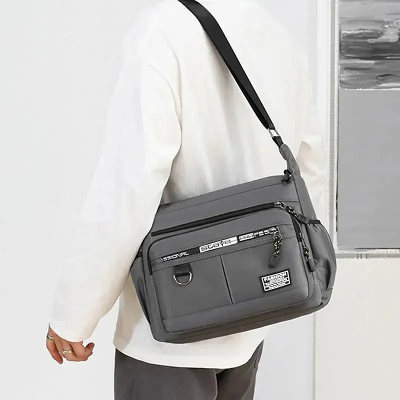 Carry Coutures Shoulder Bags